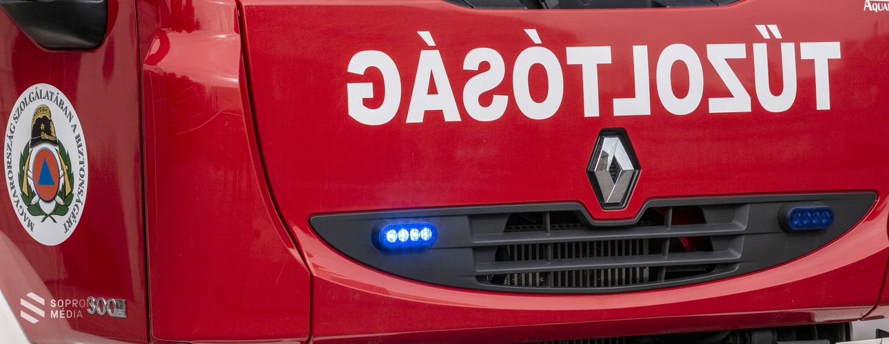 Kigyulladt egy fa szerkezetű építmény Fertődön