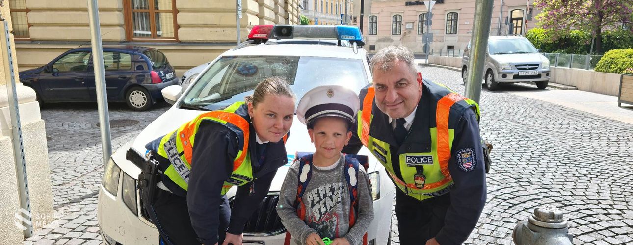 Egy kisfiú álmát teljesítették a soproni rendőrök