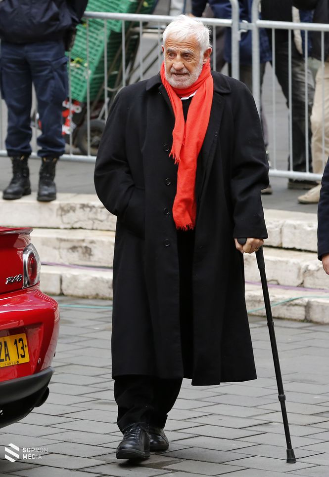 Jean-Paul Belmondo francia színész Georges Lautner francia filmrendező temetésére érkezik Nizzában 2013. november 30-án.
