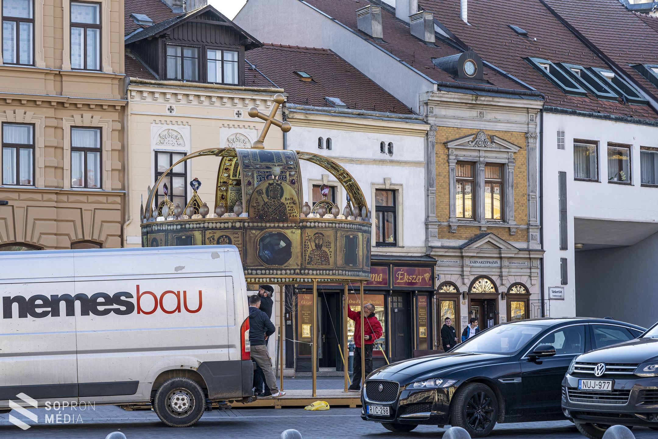 Sopronba is megérkezett a Szent Korona installáció  