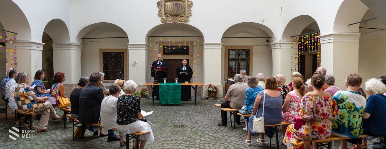 Kétnyelvű istentiszteletet tartottak az államalapítás ünnepén