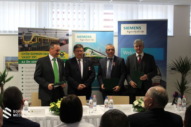 A fotón Kövesdi Szilárd, a GYSEV Zrt. vezérigazgatója, Dr. Mosóczi Lászlót, a Nemzeti Fejlesztési Minisztérium közlekedésért felelős helyettes államtitkára, Dr. Ludvig László, a Siemens Zrt. divízió igazgatója, és Arnulf Wolfram, a Siemens AG Ausztria divízió igazgatója látható (b-j)