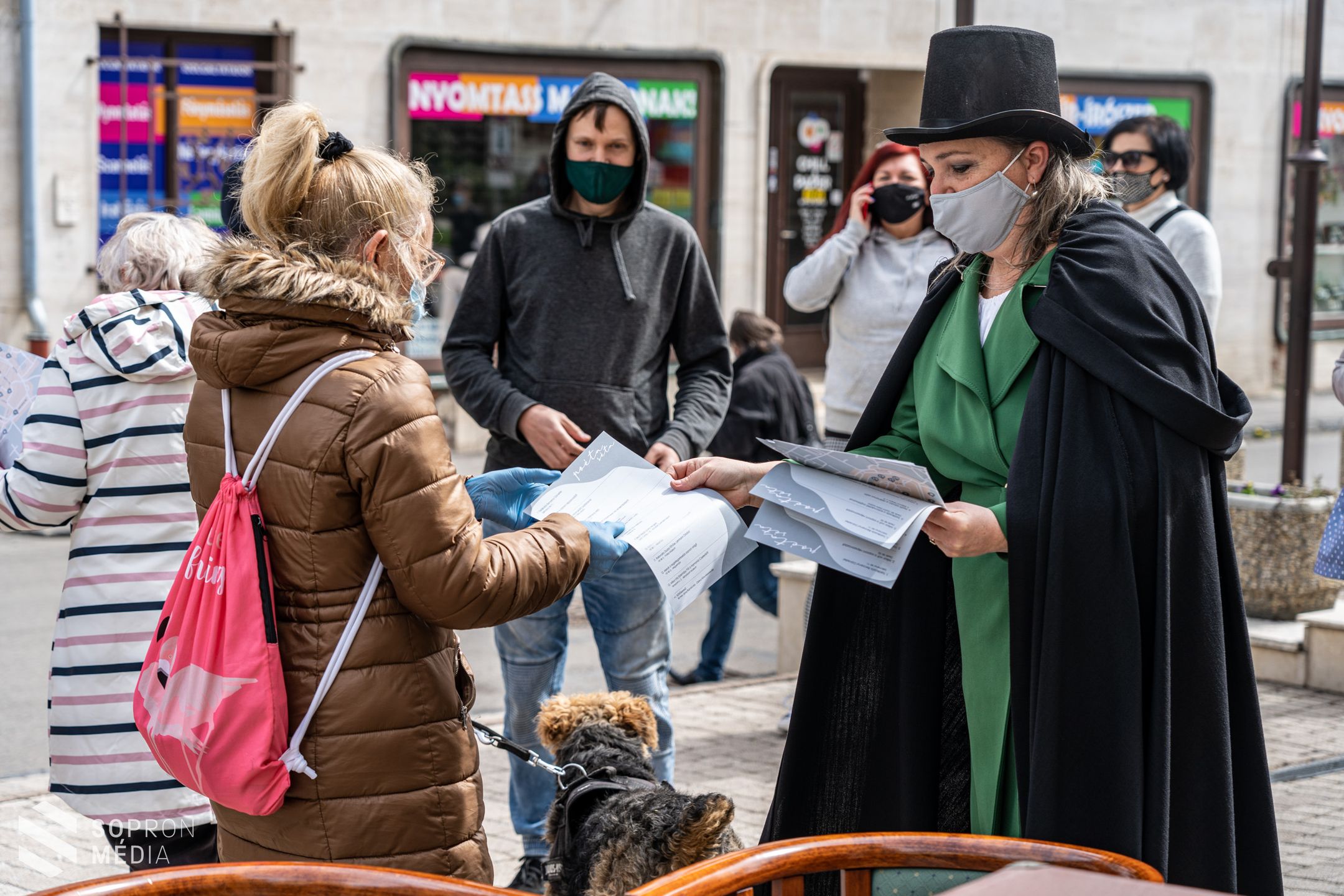 Sétával és koszorúzással ünnepelték a magyar költészet napját - Galériával