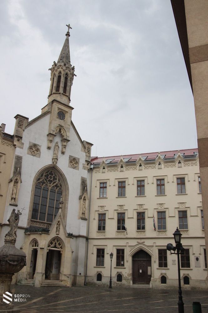 A megújult Szent Orsolya-iskola épülete az Orsolya tér felől