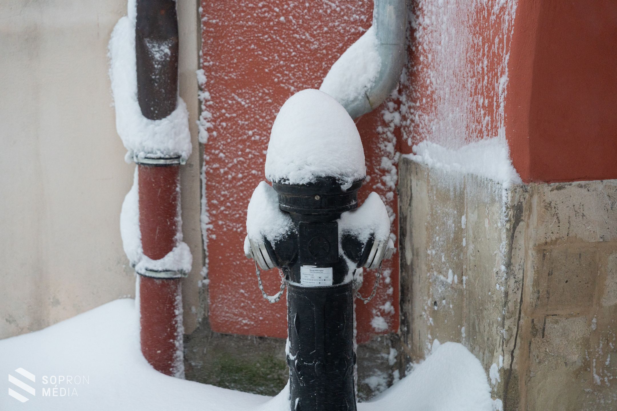 Rendületlenül esik a hó Sopronban