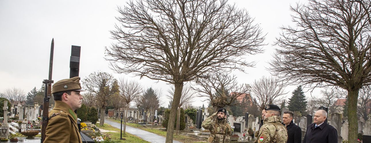 Koszorúzás és emléktábla avatás a hűség napján