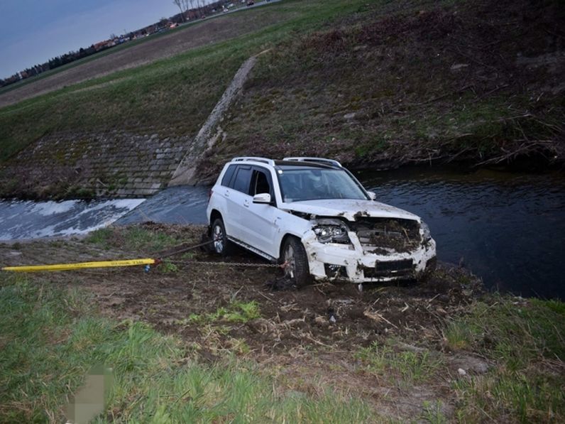 Patakba csúszott egy autó
