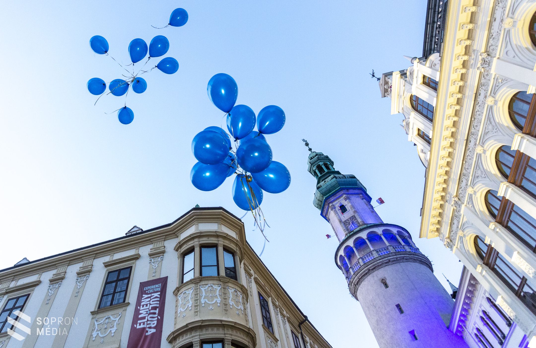 Kékbe öltözött a Tűztorony az autizmus világnapján