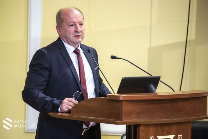 Dr. Simicskó István, a hazafias és honvédelmi nevelésért, illetve az ezzel összefüggő beruházásokért felelős kormánybiztos