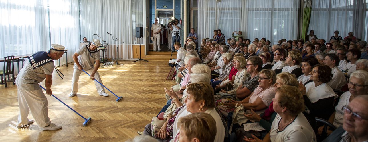 30 éve támogatják az időseket