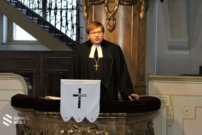 dr. Fabiny Tamás püspök