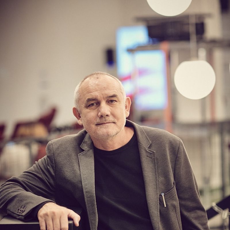 FIDELIO-Darvasi László nyerte az Esterházy Irodalmi Díjat