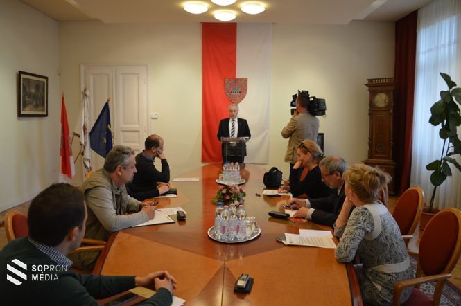 Dr. Fodor Tamás polgármester a bejelentéskor.