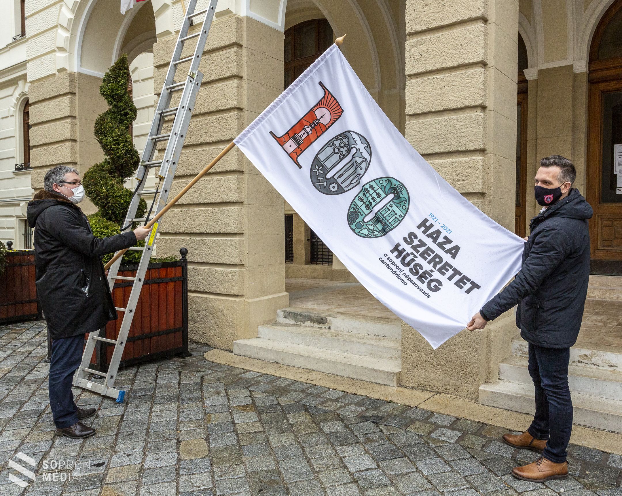 Kitűzték a centenáriumi zászlót a Városházára