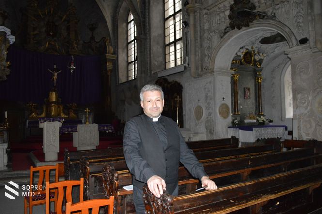 Henczel Szabolcs plébános a Szent György-dómtemplom 17. századi padjai között