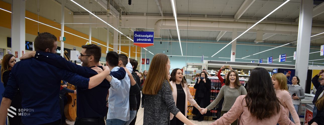 Néptánc flashmob a soproni áruházban