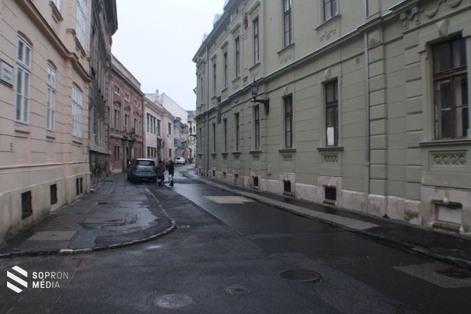 A Templom utca is új díszbe öltözik, köszönhetően a felújításnak.