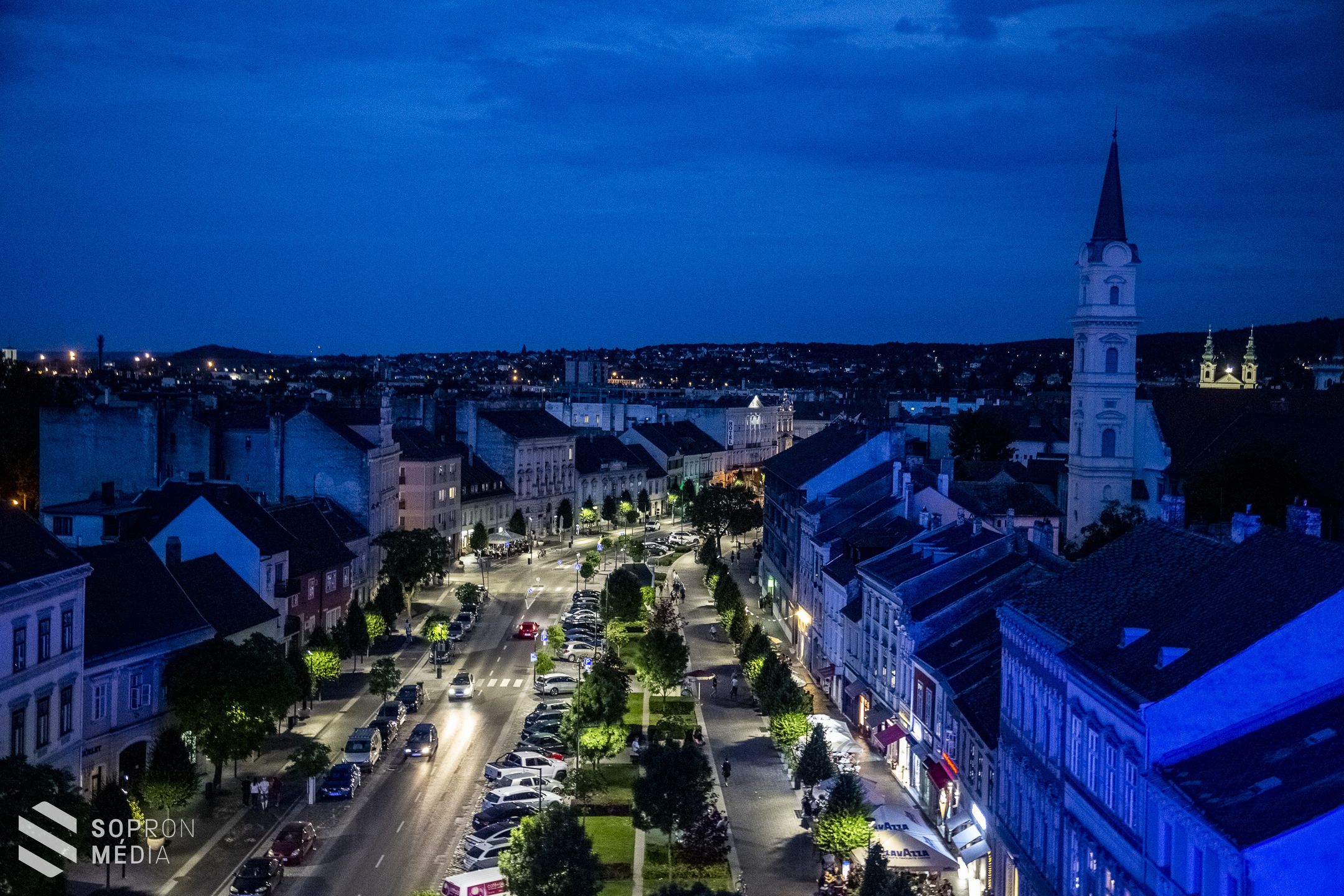Az óriáskerék éjszaka is csodás látványt nyújt 