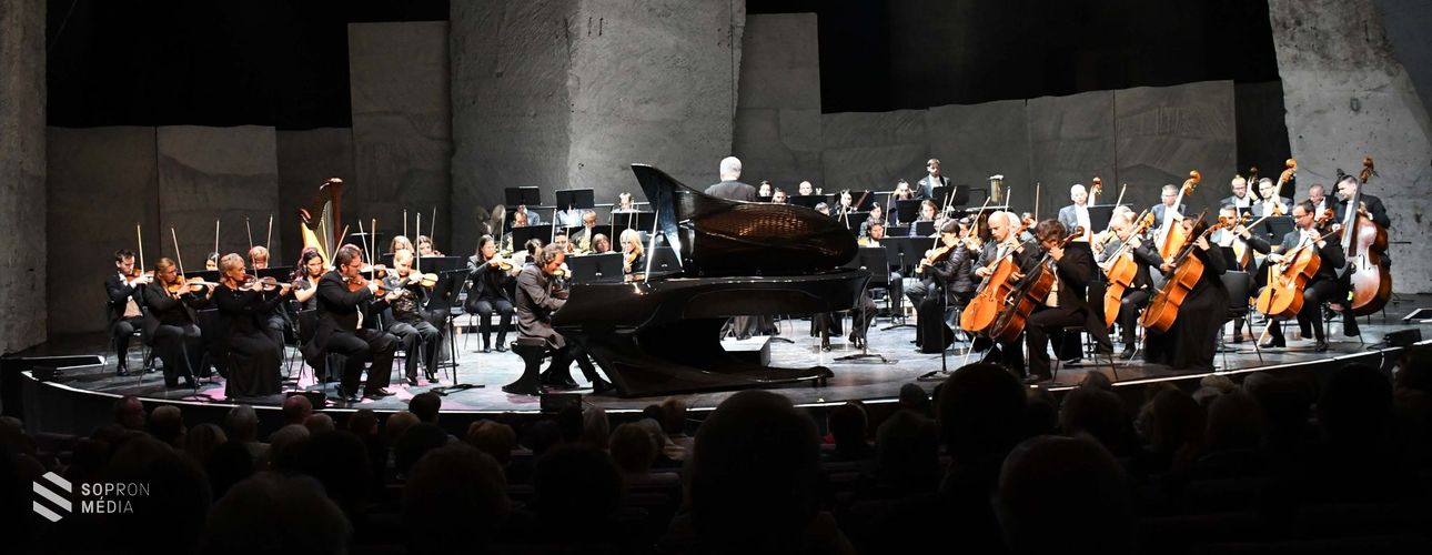 Csodazongora és emlékkiállítás a fertőrákosi barlangszínházban