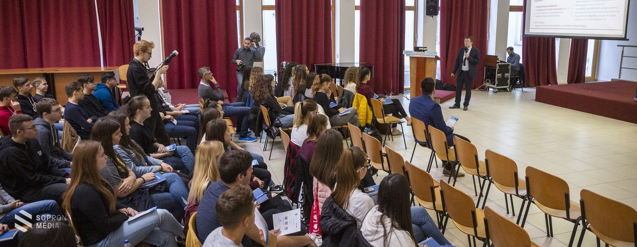 Töretlenül emelkedik a diákhitelek népszerűsége