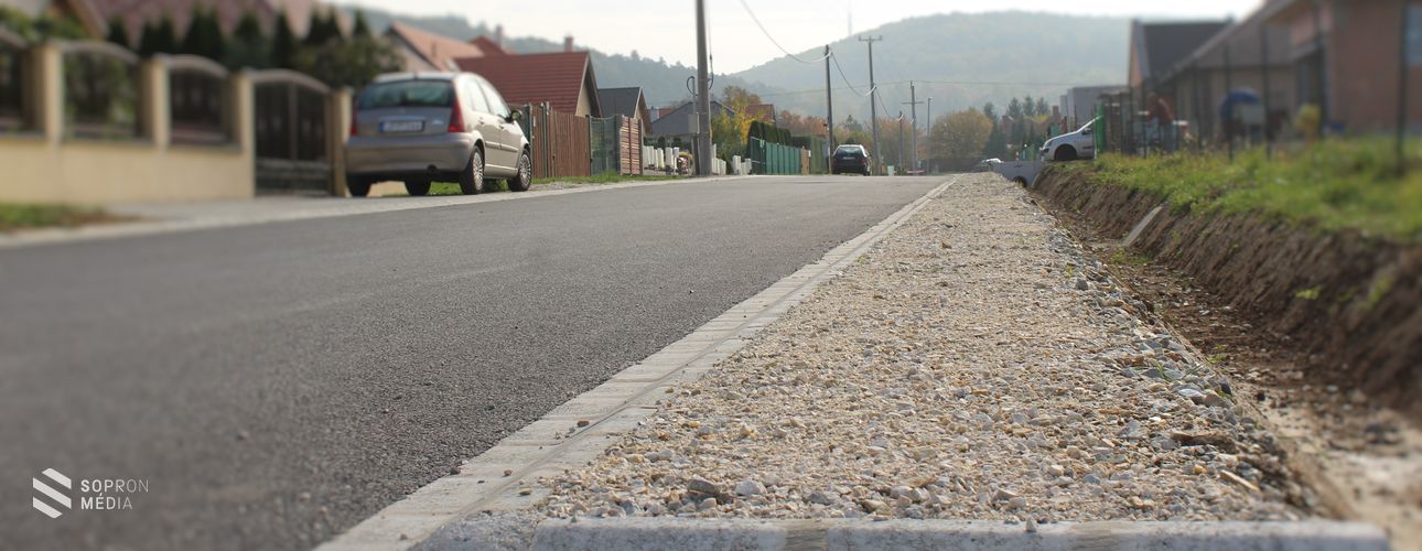 Összefogásból lett aszfaltos út a lakóparkban