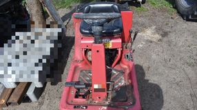 Interneten hirdették a betörésből származó fűnyíró traktort