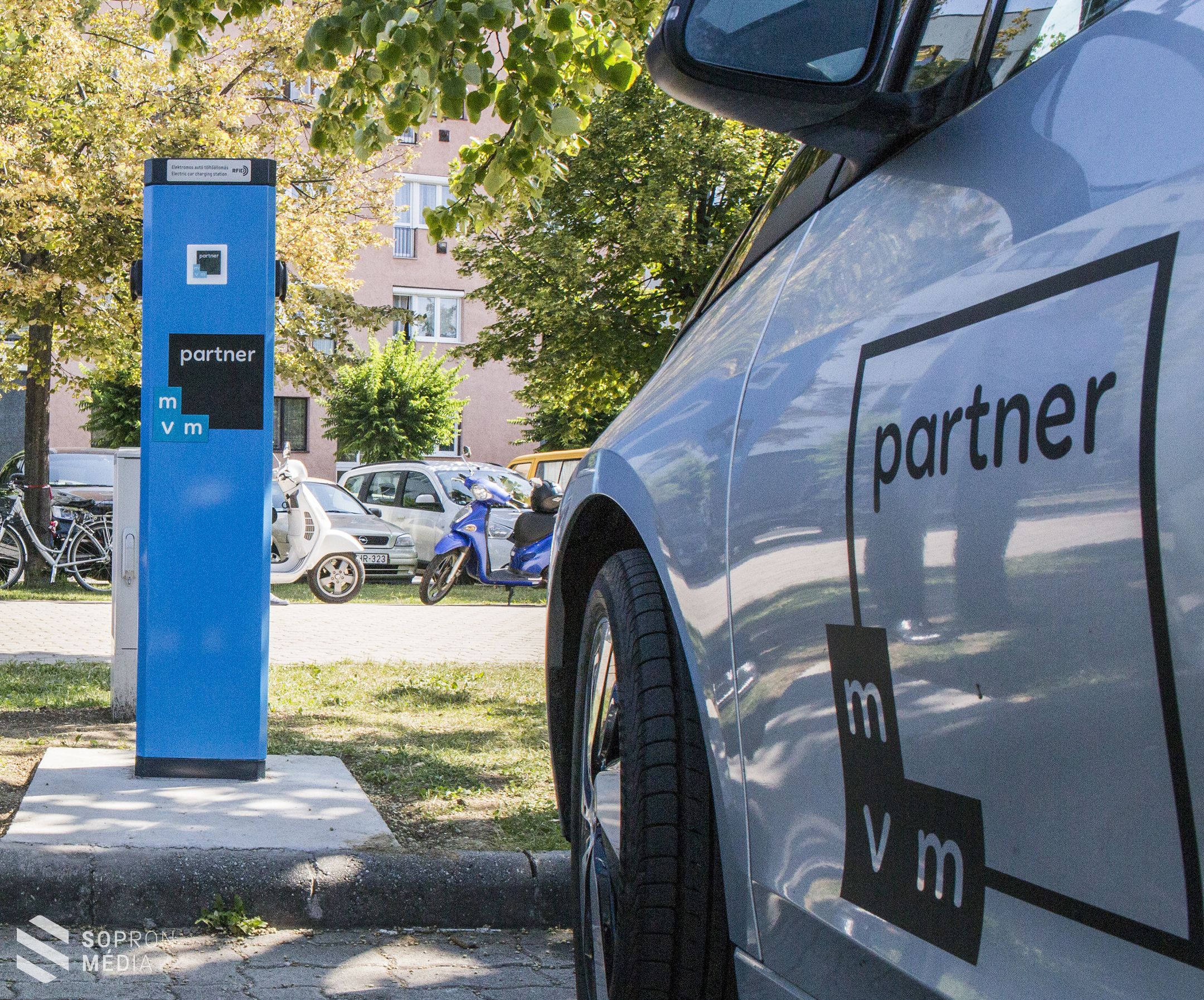 Két új elektromos töltőállomást létesített Sopronban az Önkormányzat és az MVM