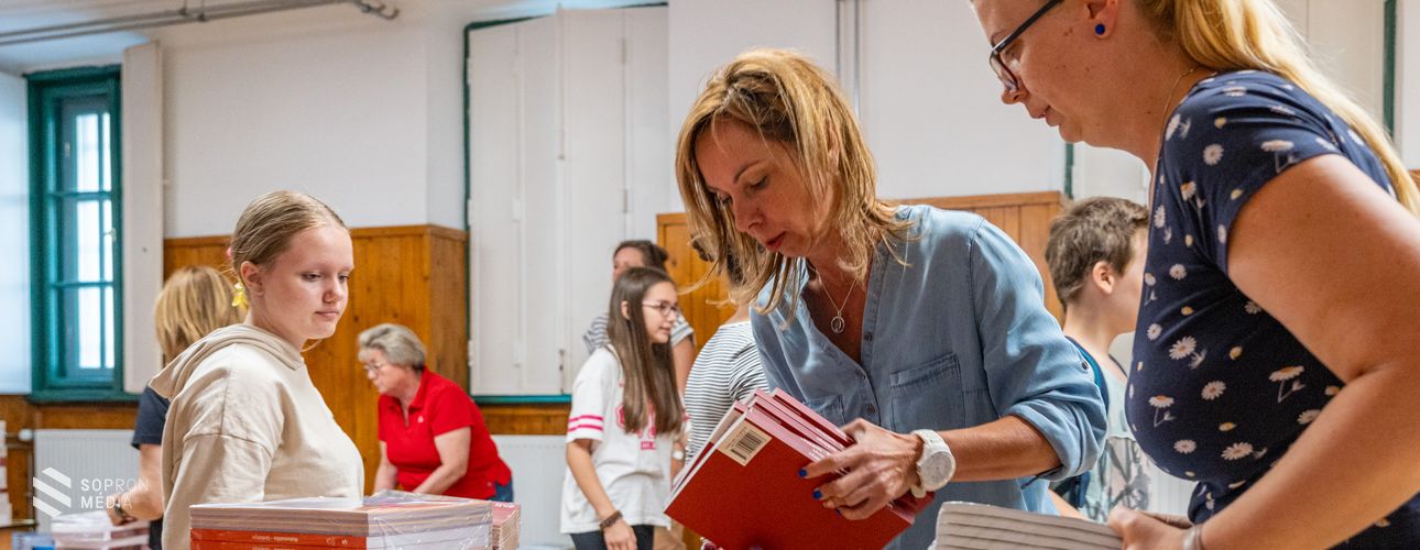 Megkezdődött a tankönyvek kiszállítása a soproni iskolákba