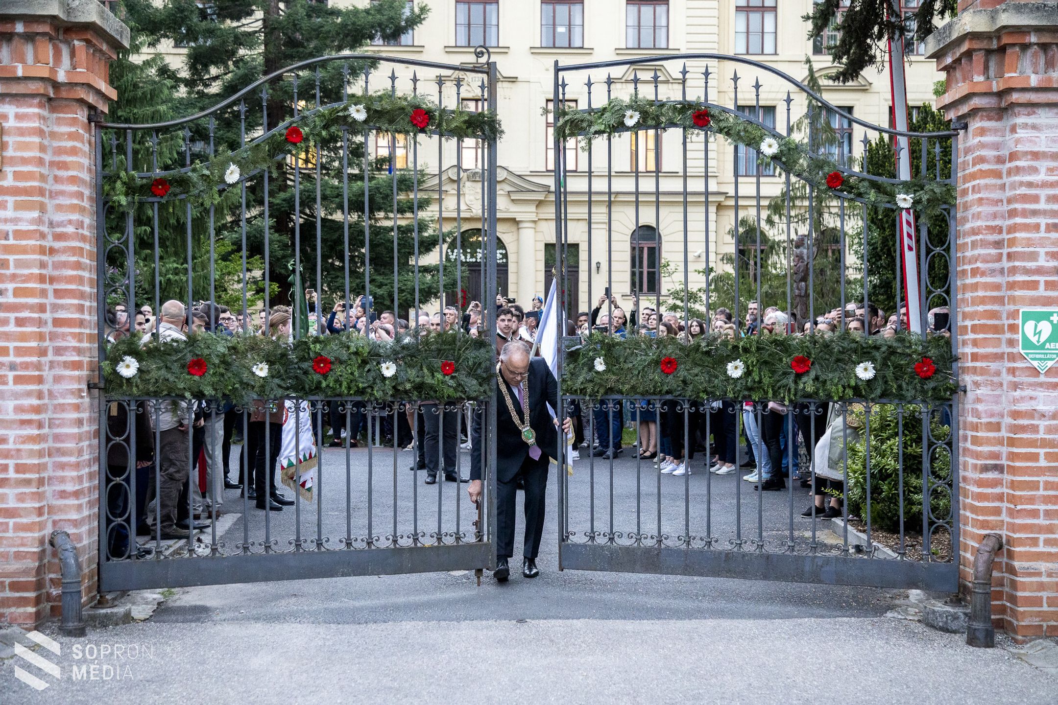 Valéte! - a város is búcsúzott a Soproni Egyetem végzős hallgatóitól