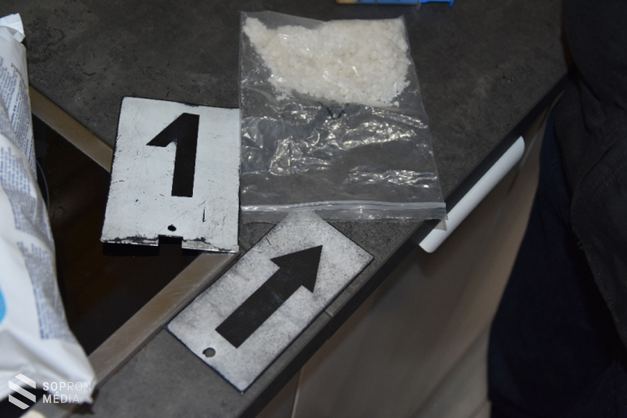 Gépkocsijában és lakásán is drogot tárolt