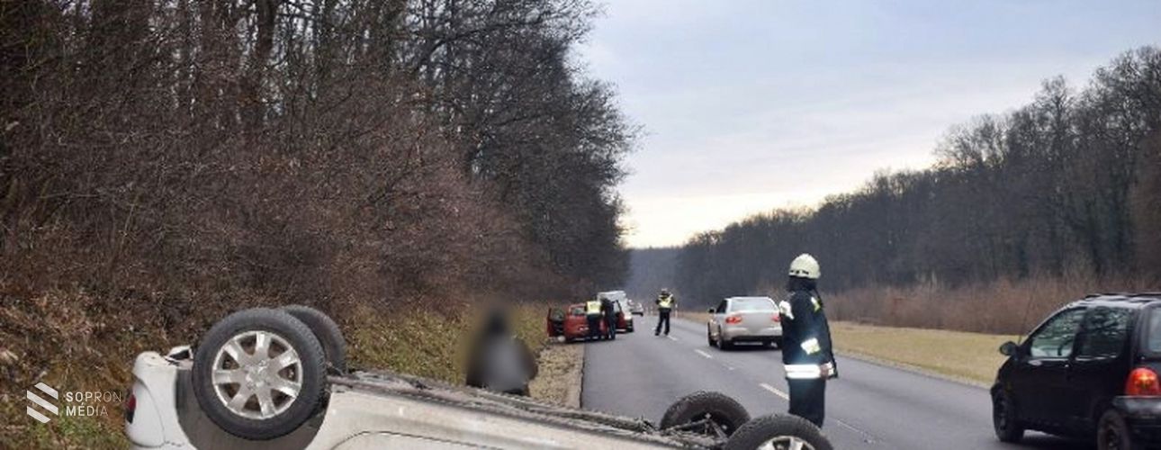 Felborult egy autó Sopron és Balf között