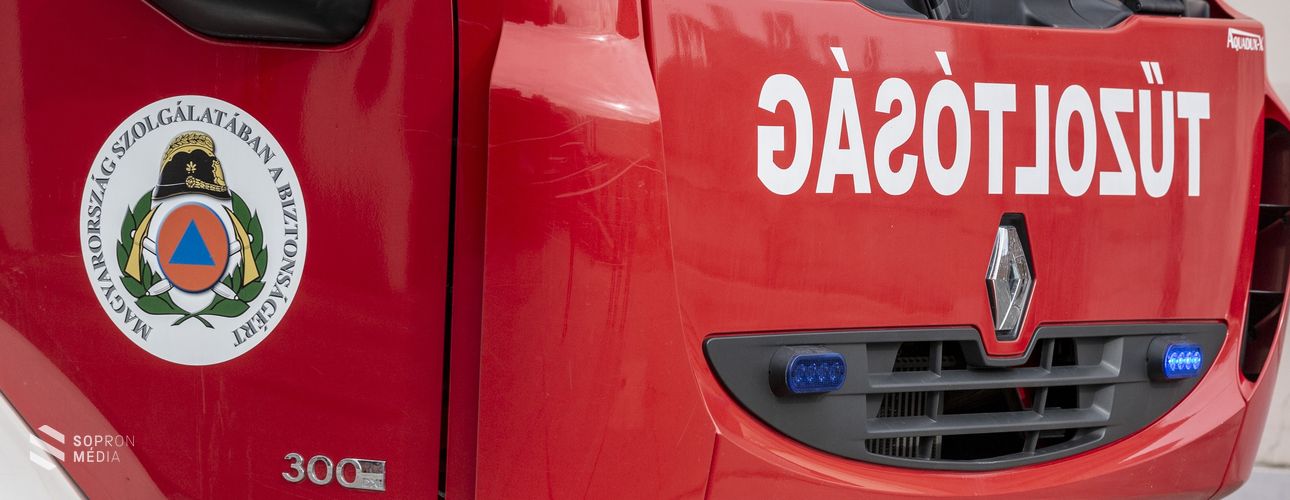 Árokba borult egy autó a 84-esen Kópházánál