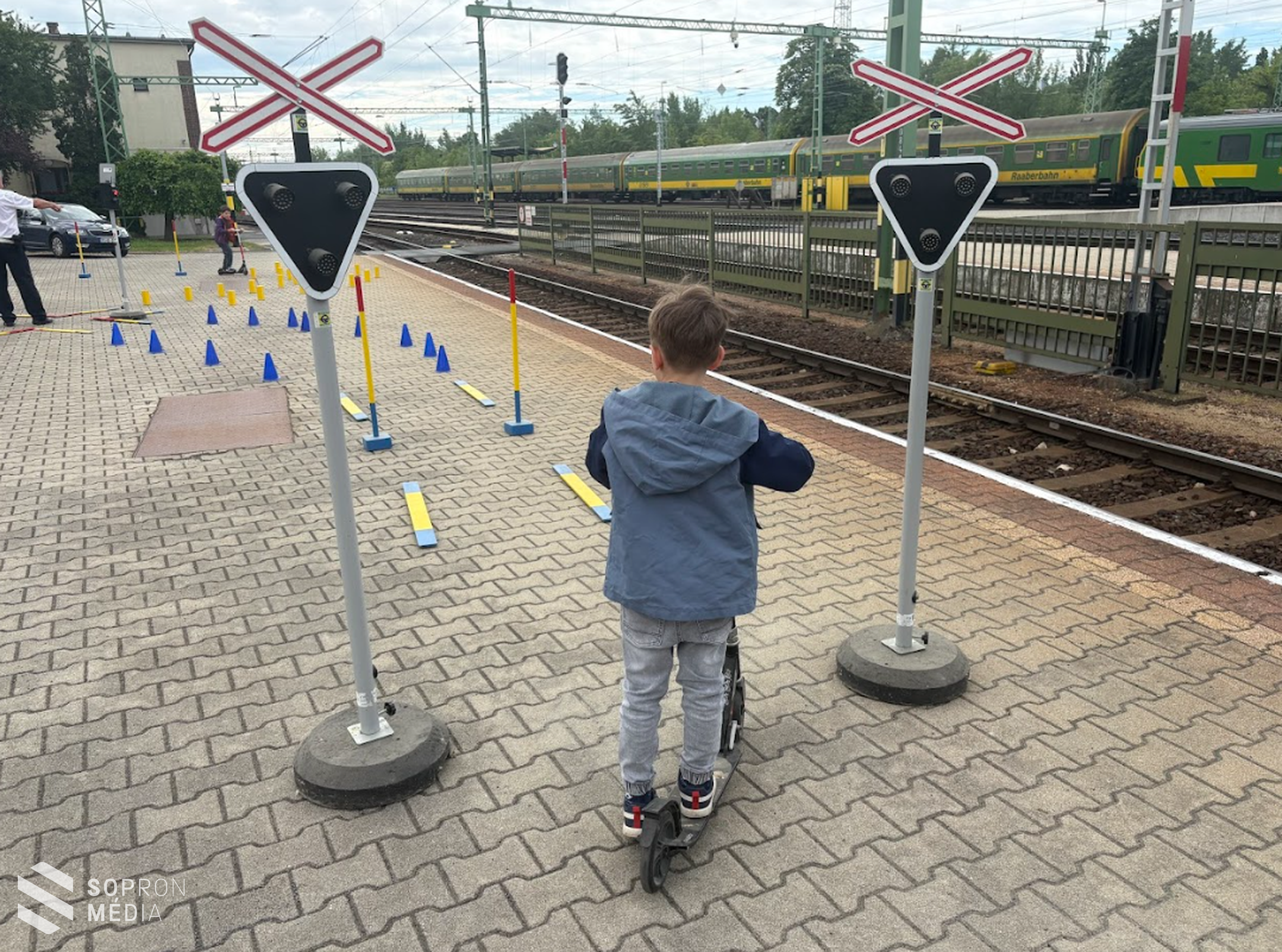 A soproni vasútállomás működésébe nyertek betekintést a fiatalok