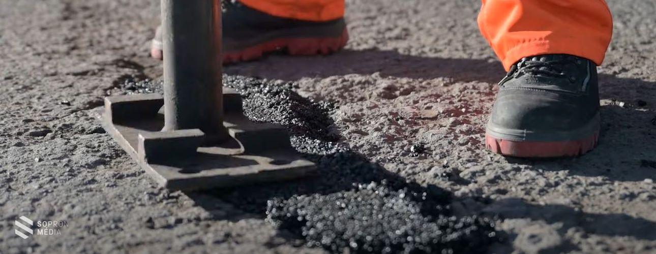 Videón mutatja be a Közút hogyan javítják tavaszig a burkolathibákat
