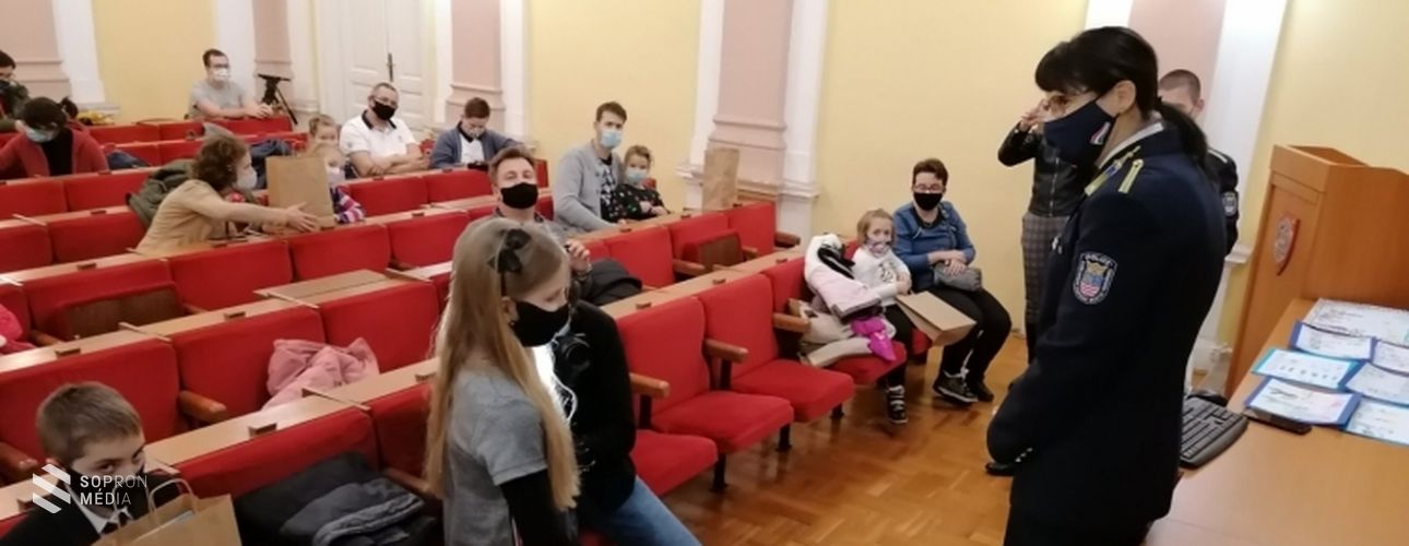 Karácsonyi rajzpályázat  a Soproni Rendőrkapitányságon 