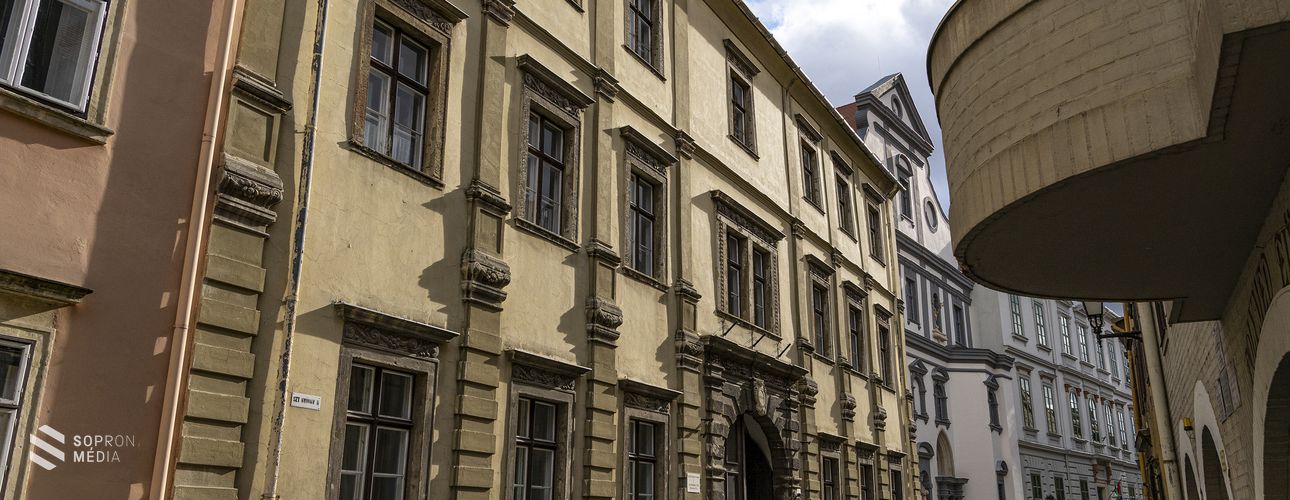 Torzpofa a kapu felett - A soproni Szent György utca 7. számú palota és egykori tulajdonosának fordulatos története