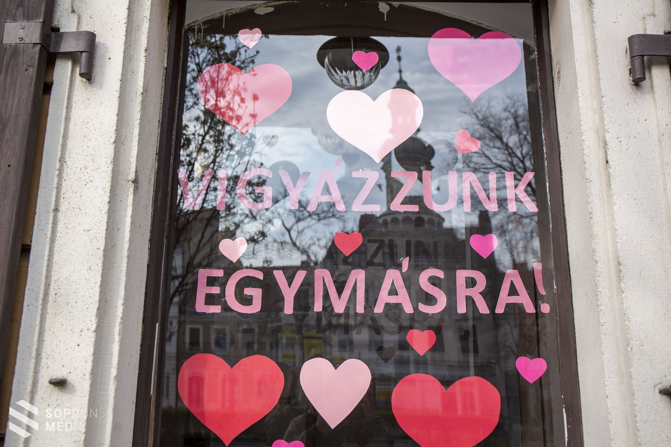 Sopronban is egyre több szívecske bukkan fel az ablakokban
