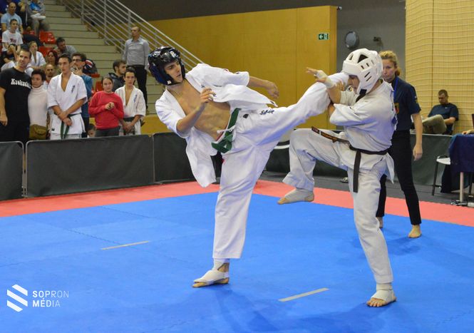 Németh Márk ukrán ellenfelét rúgja fejbe