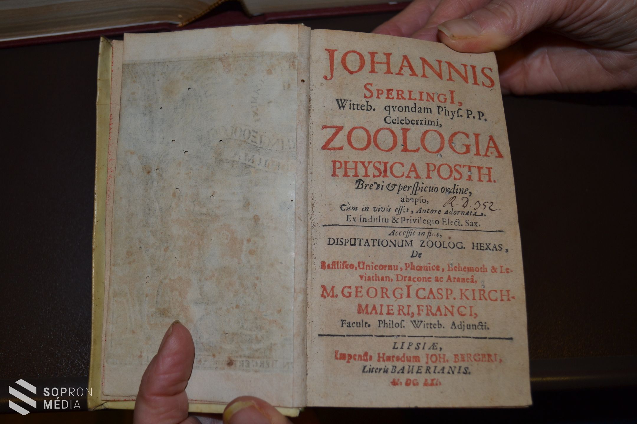 Ritkaság a Líceum műemlékkönyvtárában: Zoologia physica…