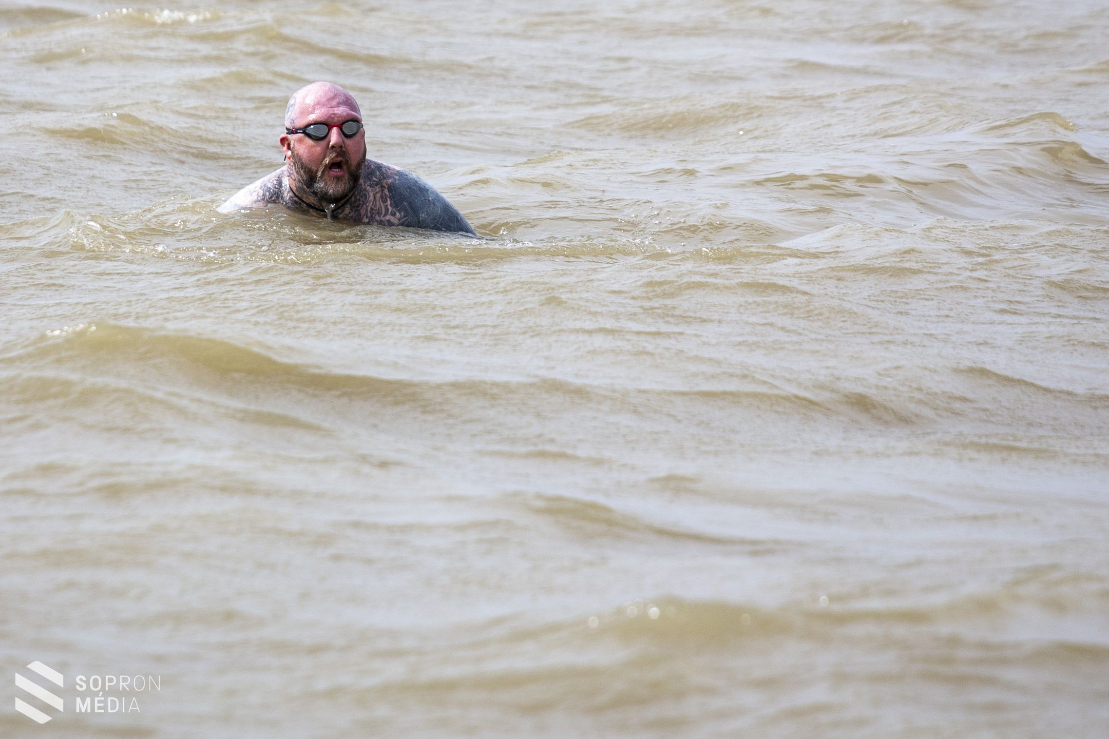 Lábak nélkül úszta át a Fertő tavat Patkás Tamás “Rocky”