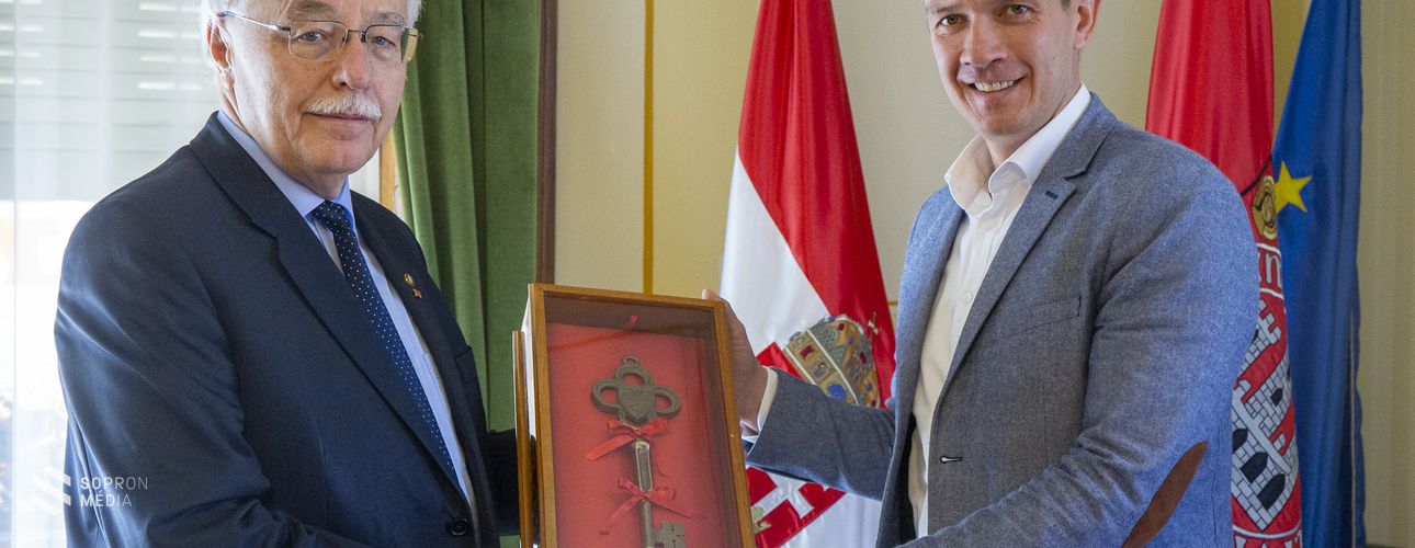 Dr. Farkas Ciprián polgármester átvette hivatalát Dr. Fodor Tamástól
