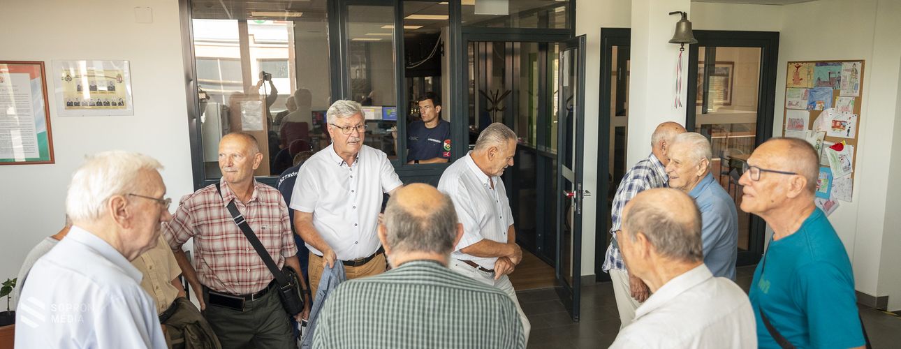 Nyugalmazott tűzoltók találkoztak a Rendészeti Integrált Központban