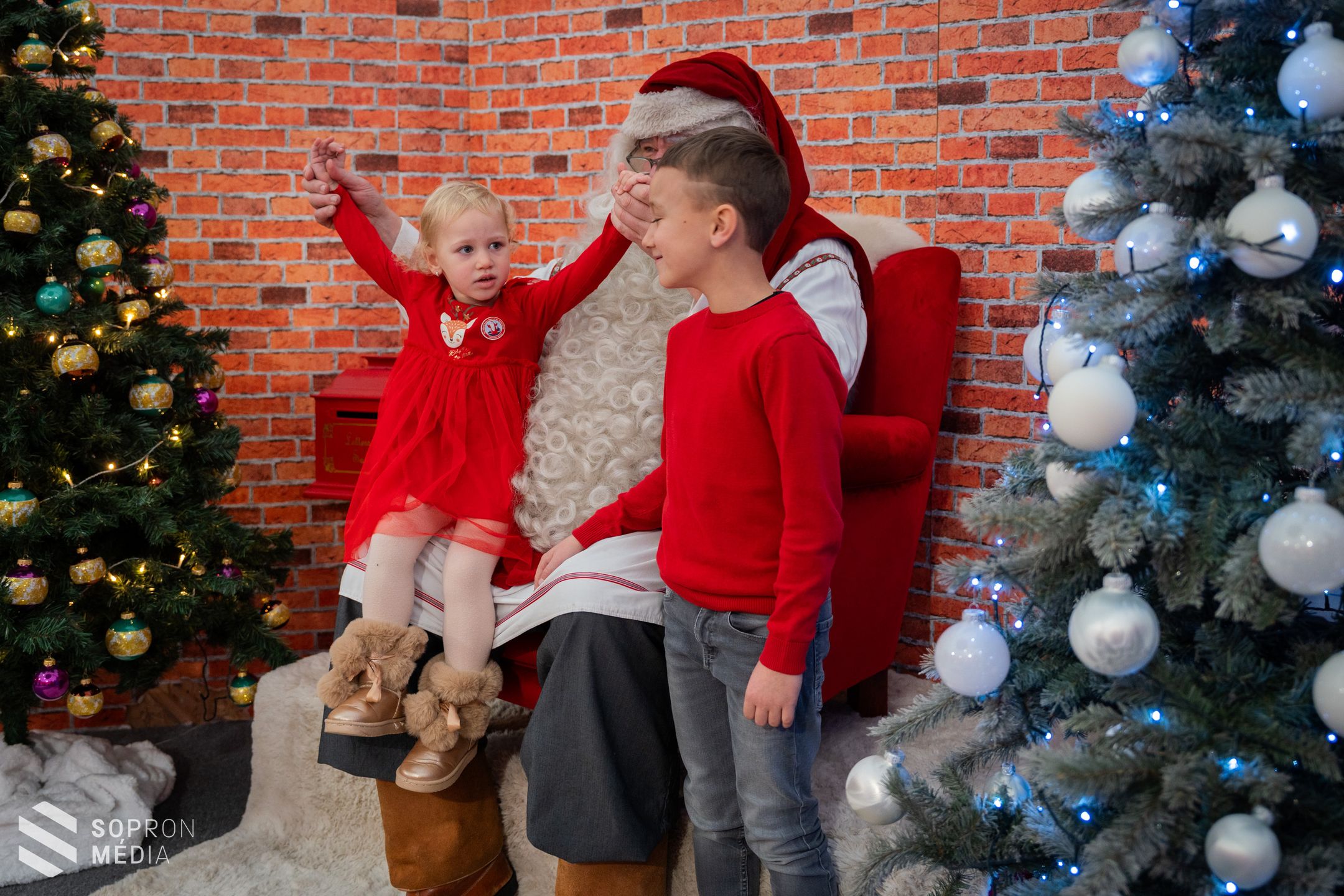 Megérkezett Sopronba a lappföldi Mikulás