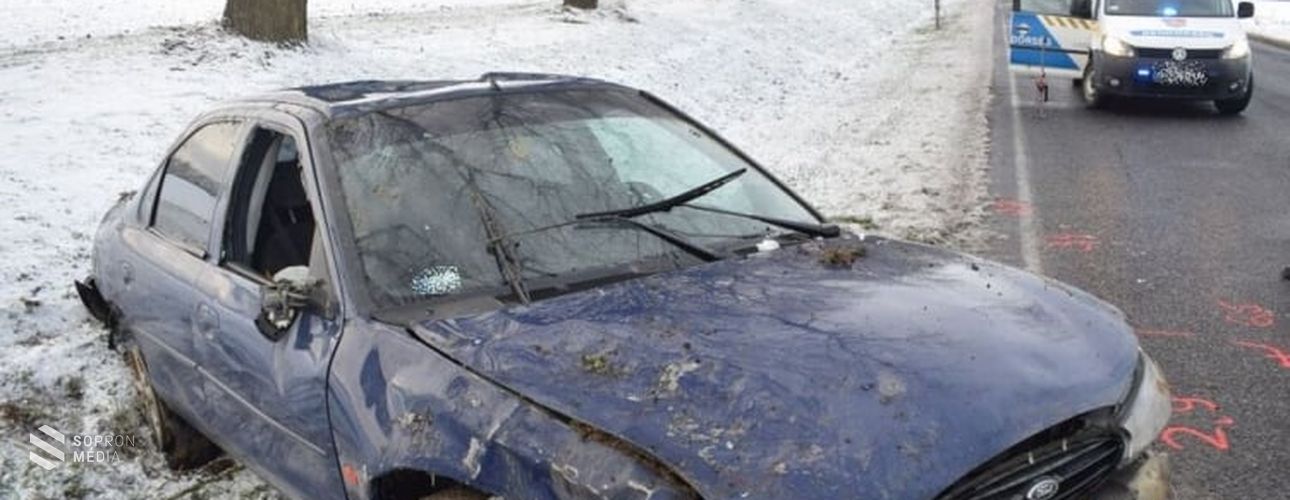 Megpördült, majd az árokban állt meg az autó 
