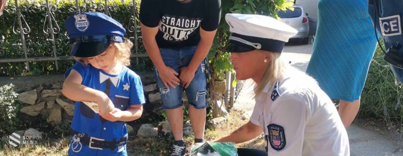 Meglepték a soproni rendőrök az egyenruhásokért rajongó kisfiút