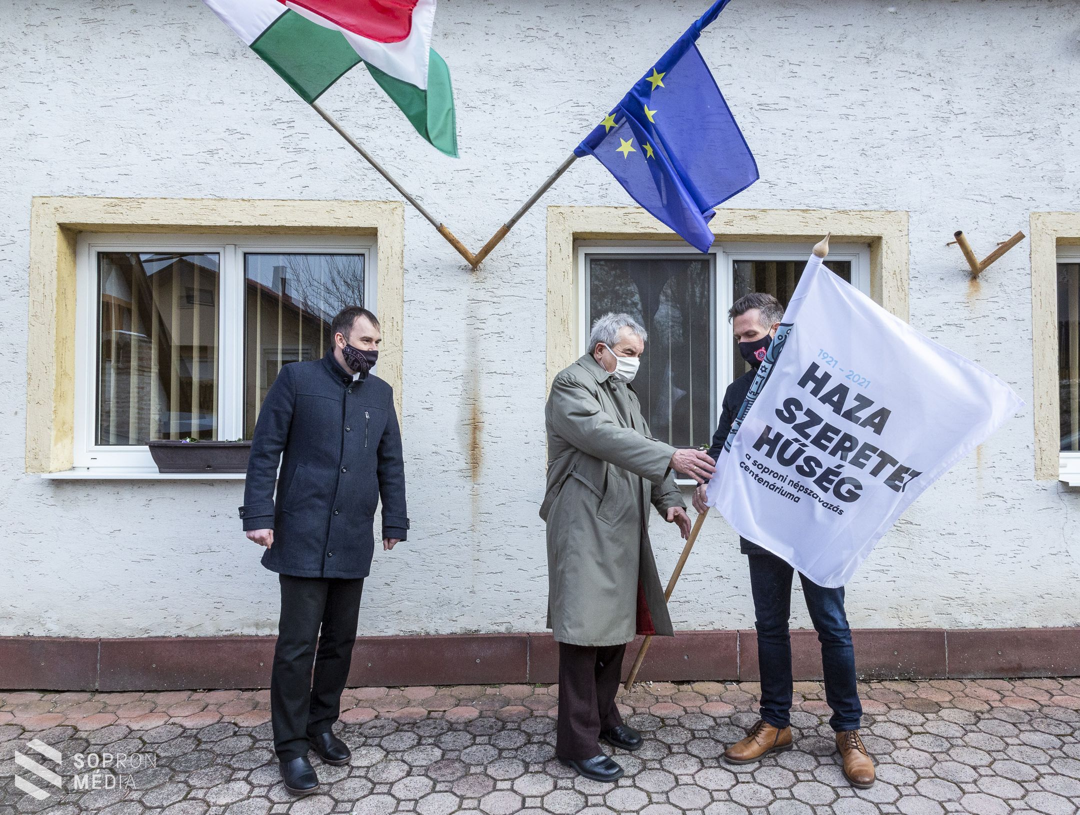 Újabb három településen lobognak már a centenáriumi zászlók