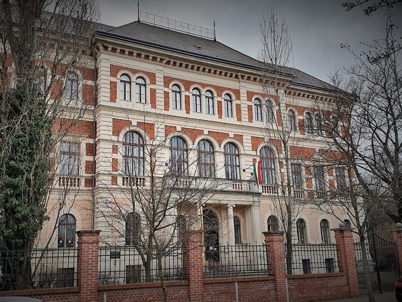 Egy impozáns iskolaépület a Deák tér sarkán