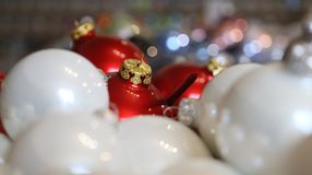 Üveggömbök a karácsonyfán - Minden évben más a trend