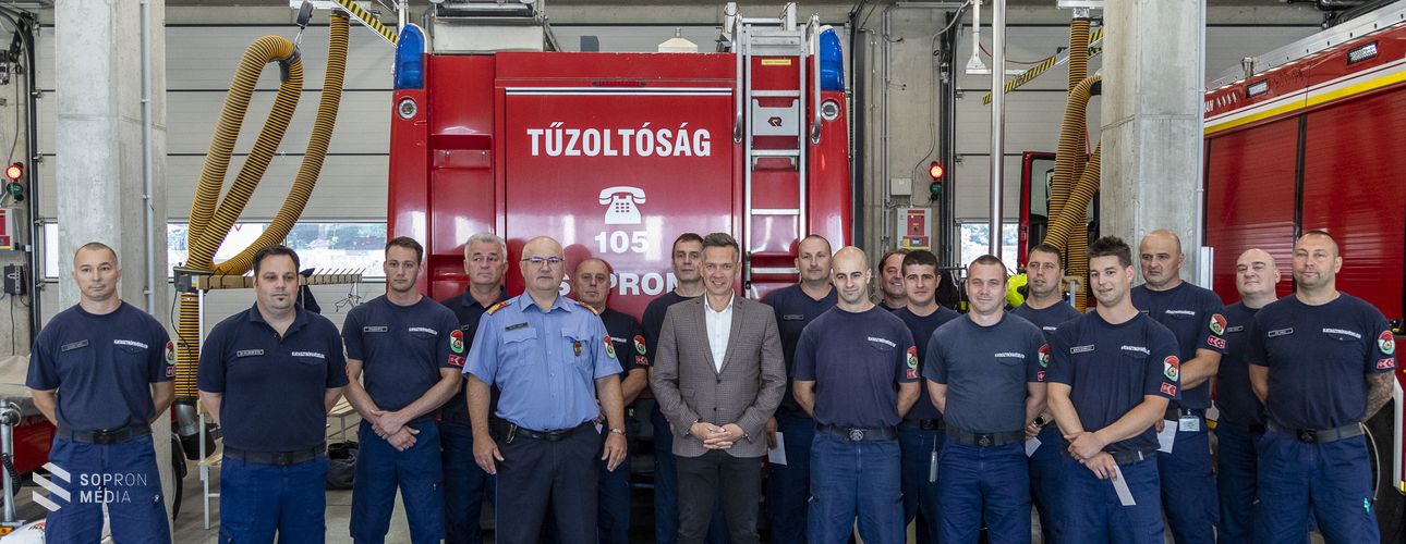 A villámárvíz idején segédkező tűzoltókat jutalmazták Sopronban!