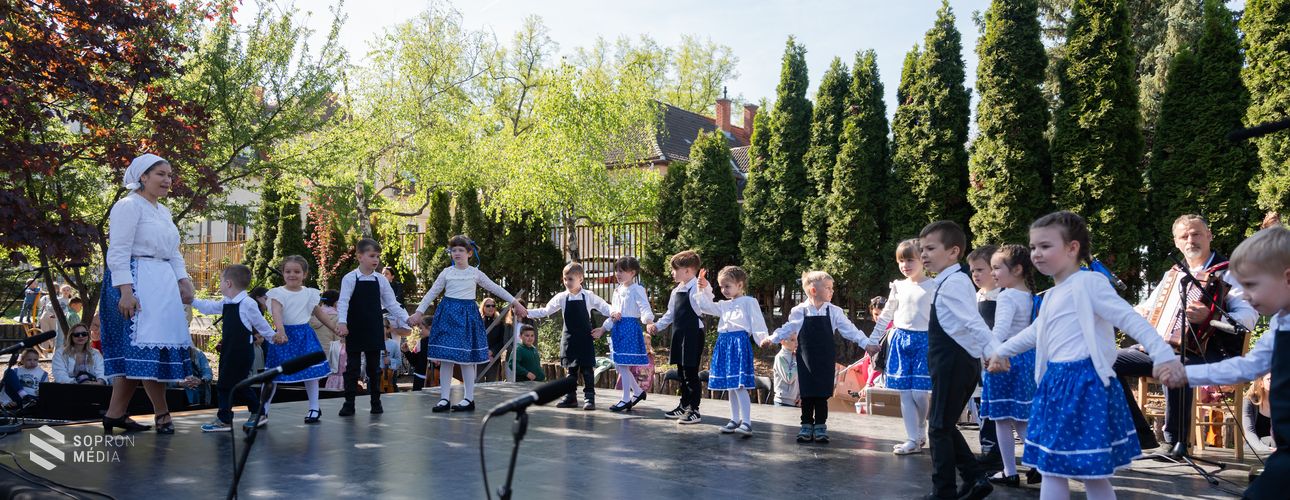 Szent György-napi forgatag a Hunyadiban